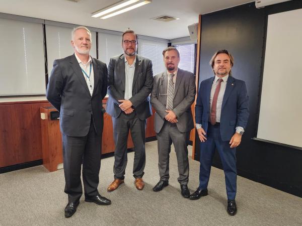 Gilneu Astolfi Vivan, diretor de Regulação e presidente em exercício do BC e Renato Dias de Brito Gomes, diretor de Organização do Sistema Financeiro e de Resolução do BC recepcionam Hamilton de Brito Jr, presidente da ABRAFESC do SINFAC-SP e o deputado federal Eros Biondini